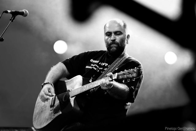 Στόκας, Κατσιμίχας και Κίτρινα Ποδήλατα τραγουδούν για το ΚΕΘΕΑ